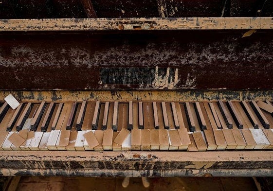 Un piano cubierto de barro por la DANA en Sedaví