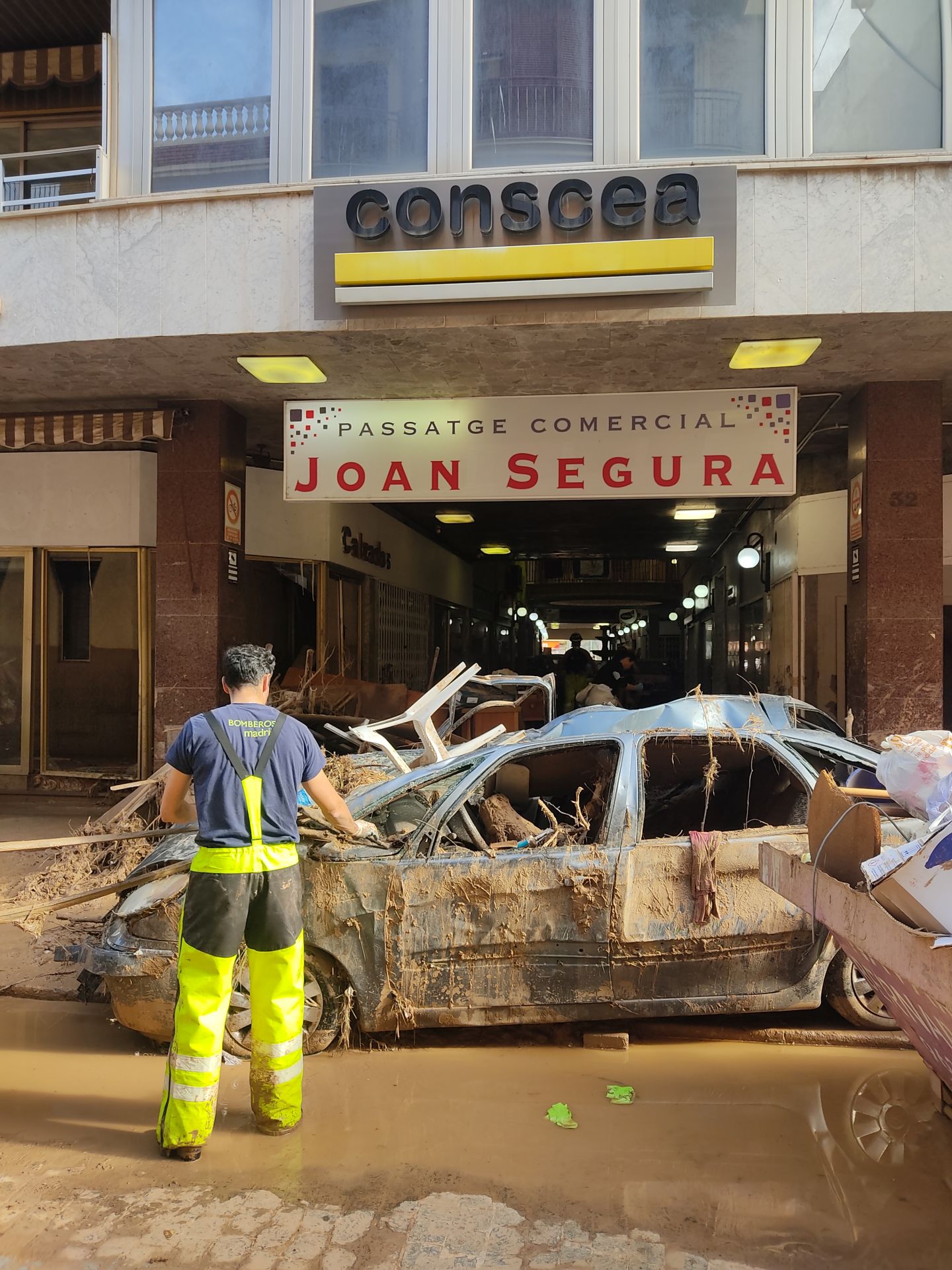 Imagen secundaria 2 - El Raval, un barrio que los voluntarios intentan rescatar