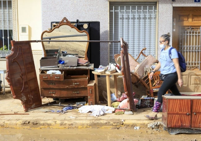 Muebles destruidos en Beniparrell.