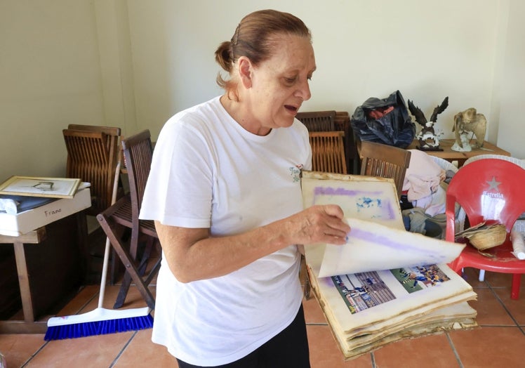 Carmen muestra el álbum de sus hijos.