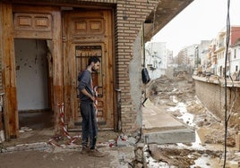 Un vecino de Chiva observa la desolación desde su casa.