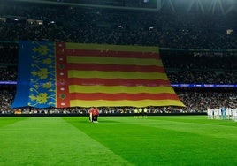 Senyera gigante desplegada durante el minuto de silencio previo al Real Madrid-Milan.