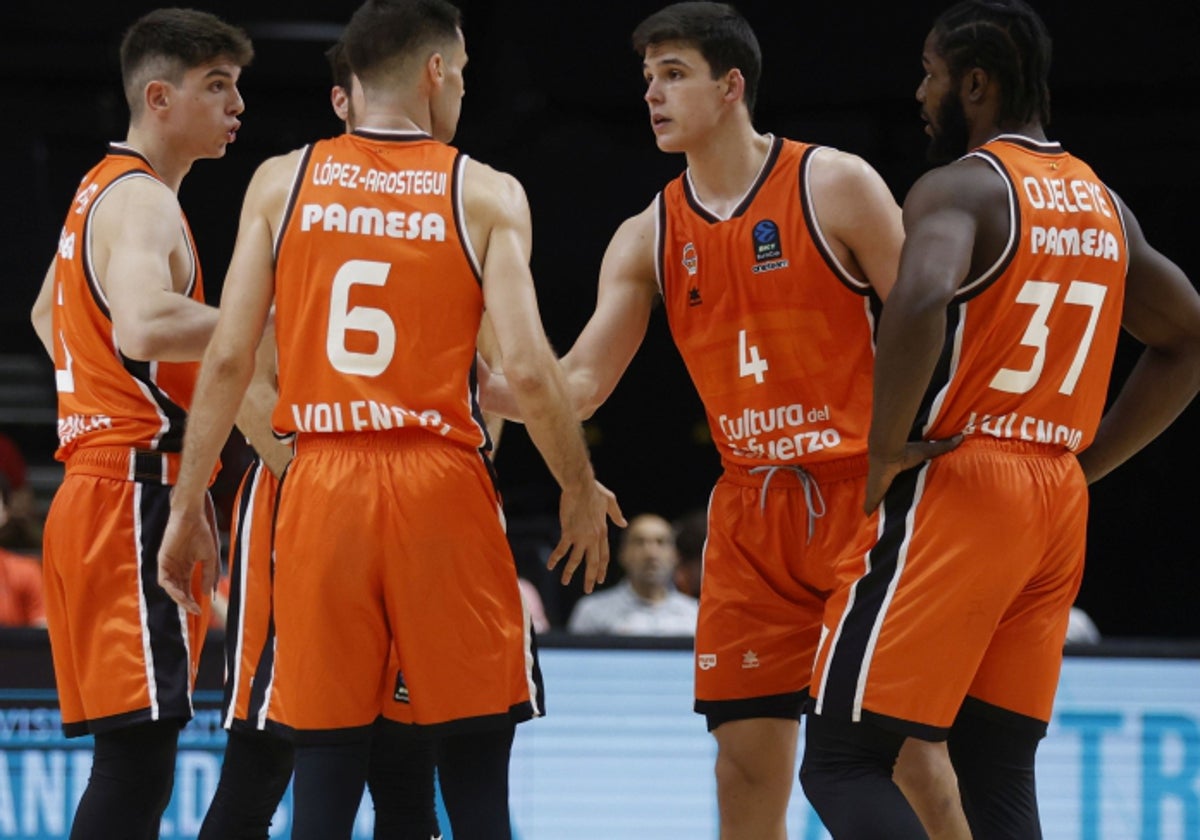 Los jugadores del Valencia Basket, durante un partido.