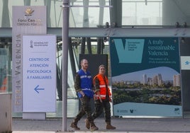 Dos psicólogos en el nuevo centro para familiares en Feria de Valencia.