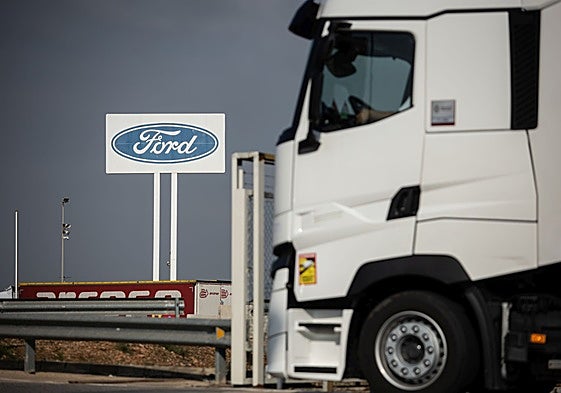 Un camión pasa por las inmediaciones de la fábrica de Ford en Almussafes.