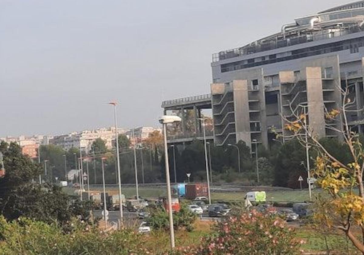 Vehículos de emergencia atrapados este miércoles en la Feria de Muestras.