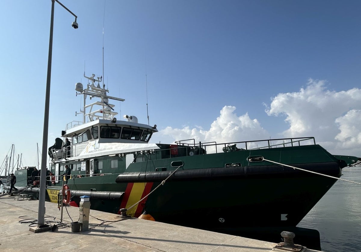 Una de las embarcaciones de la Guardia Civil para buscar cadáveres.