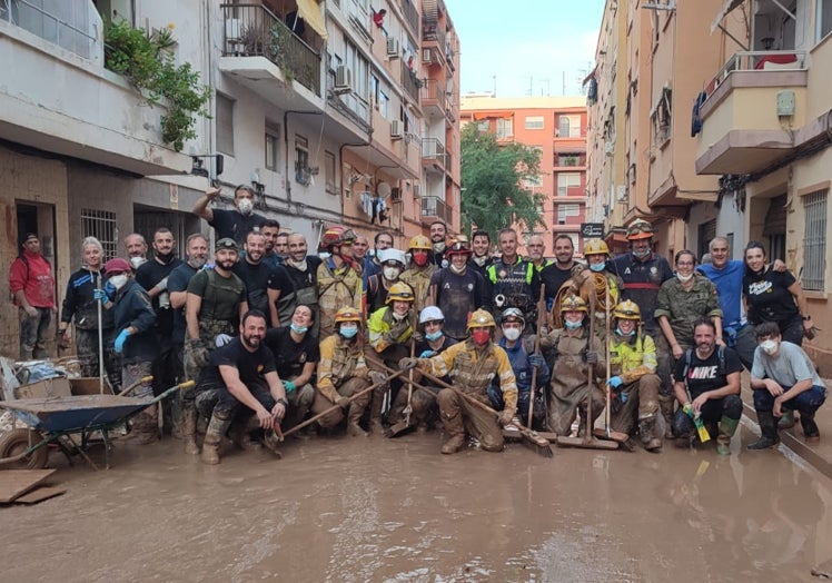 Los voluntarios posan para una fotografía tras una dura jornada de trabajo.