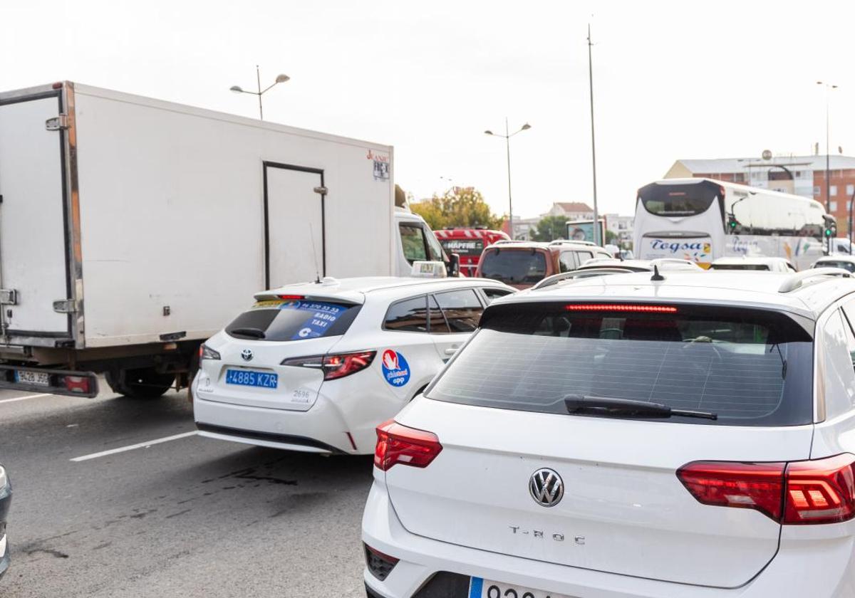 Atasco en una salida de Valencia durante estos días.