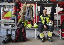 Amador Giménez, en la nave de vehículos del Parque Central de Bomberos de Valencia.