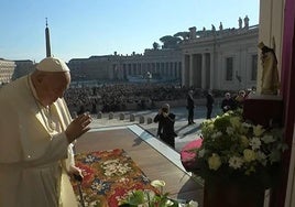 El Papa, junto a la imagen de la Virgen de los Desamparados