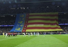 Senyera de la Comunitat Valenciana en el Santiago Bernabéu.