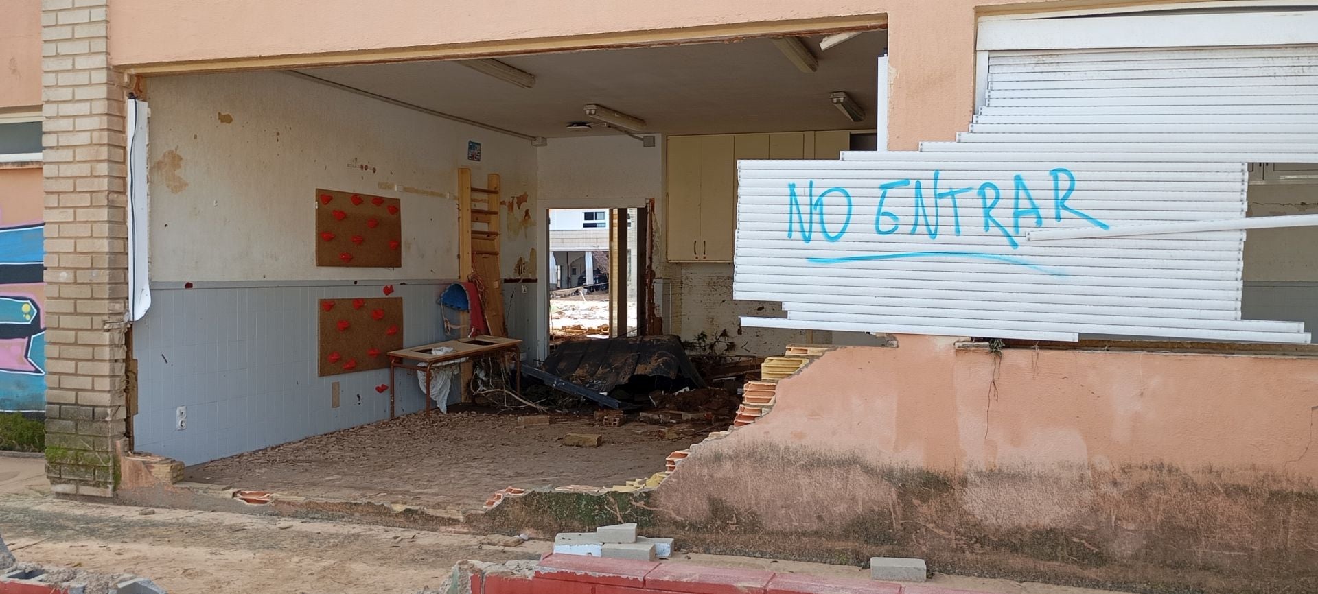 El colegio público Orba de Alfafar está lleno de rótulos que alertan del riesgo de derrumbe