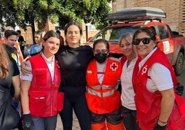 Rosalía junto a otros voluntarios.