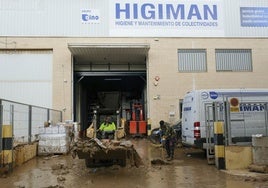 La empresa de limpieza higiman, en Picanya, está en actividad mientras aún realiza tareas para terminar de retirar el lodo.