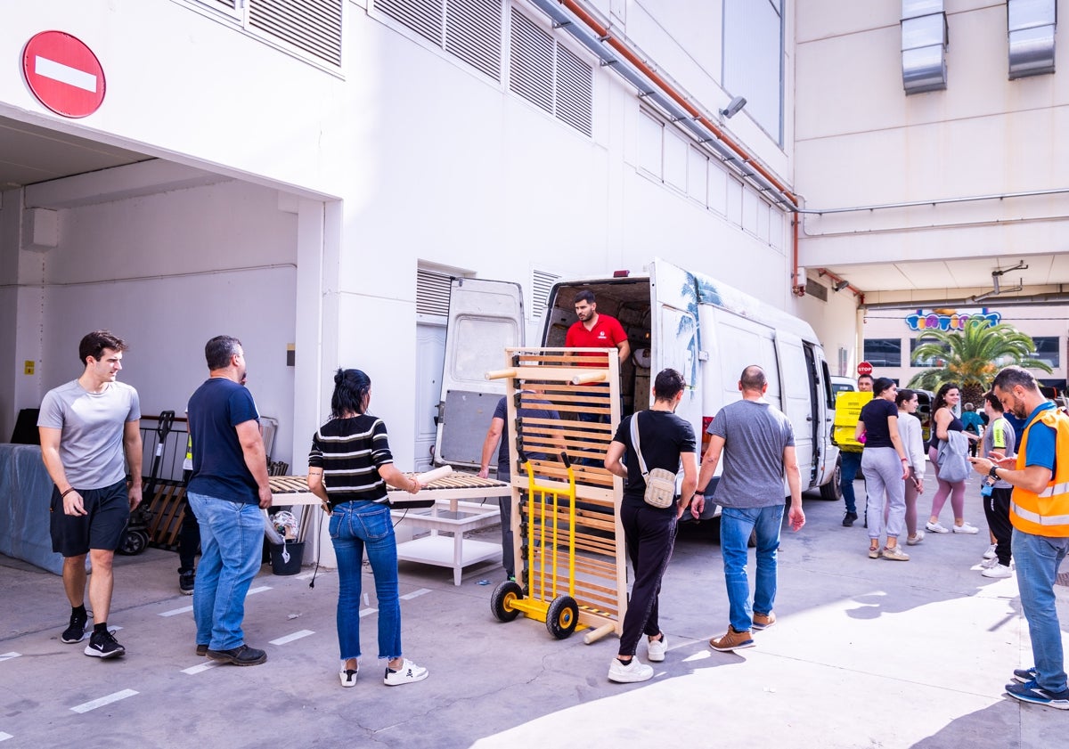 Imagen principal - El &#039;Amazon&#039; solidario que ayuda a los afectados por la DANA: muebles y enseres básicos a quienes más lo necesitan
