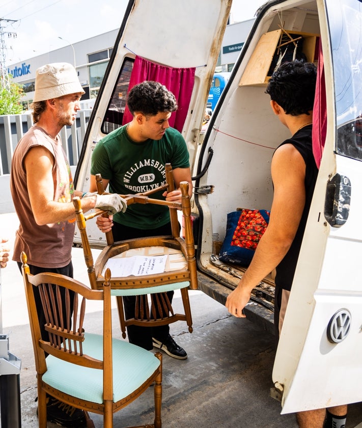 Imagen secundaria 2 - El &#039;Amazon&#039; solidario que ayuda a los afectados por la DANA: muebles y enseres básicos a quienes más lo necesitan