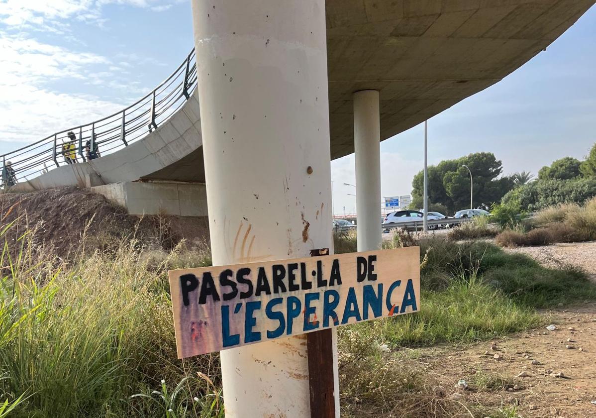 Carteles aparecidos en la pasarela que parte de San Marcelino.