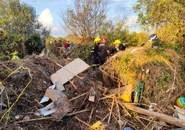 Bomberos, en los trabajos de búsqueda de fallecidos.