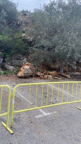 La roca y otras piedras que se han desprendido en el parking junto al túnel del castillo de Dénia.