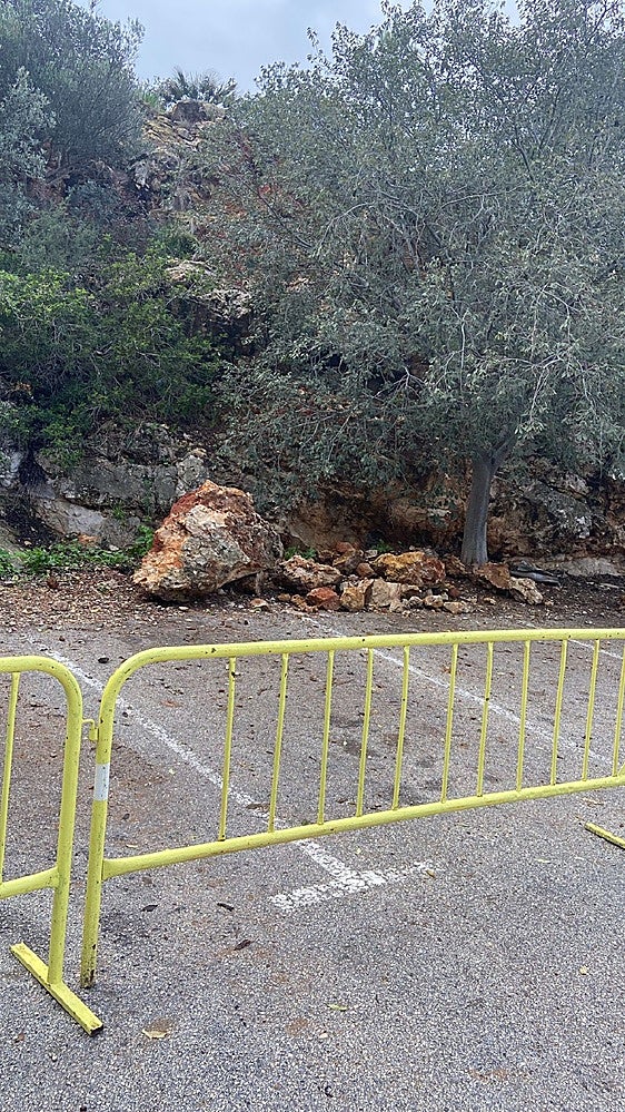 El temporal deja 59 litros en Pego y el desprendimiento de una roca junto al túnel de Dénia