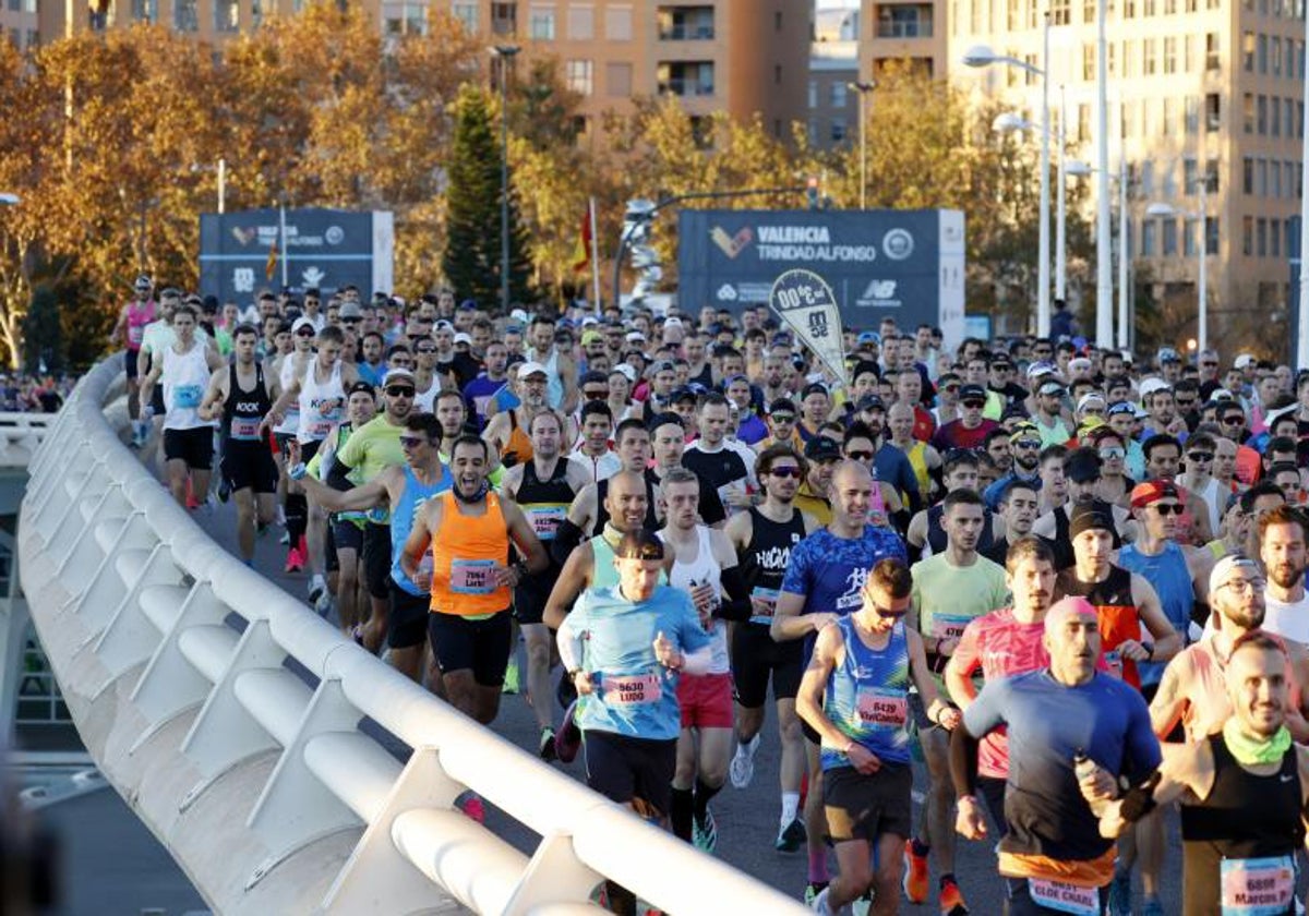 Corredores cubren los primeros metros del Maratón de Valencia de 2023.