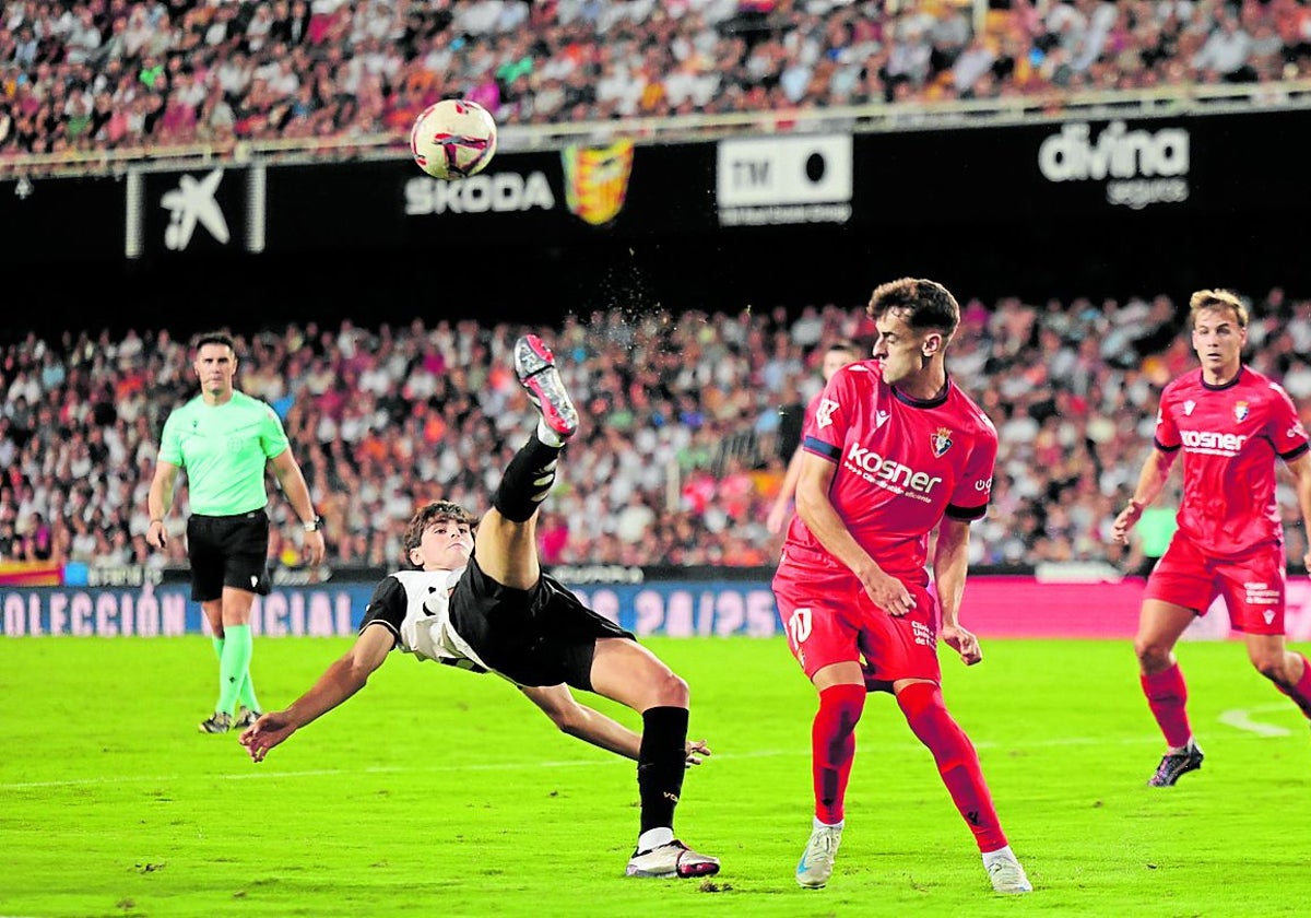 Javi Guerra, en una acción del partido contra Osasuna.