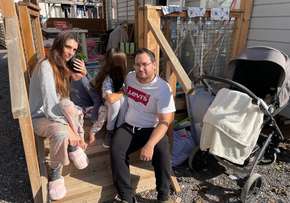 Rebeca y José Manuel llevan alojados en el camping de Xilxes junto a sus tres hijos pequeños.