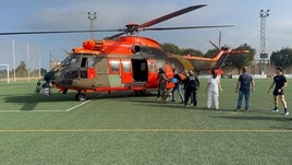 Helicóptero descargando material en Almussafes.