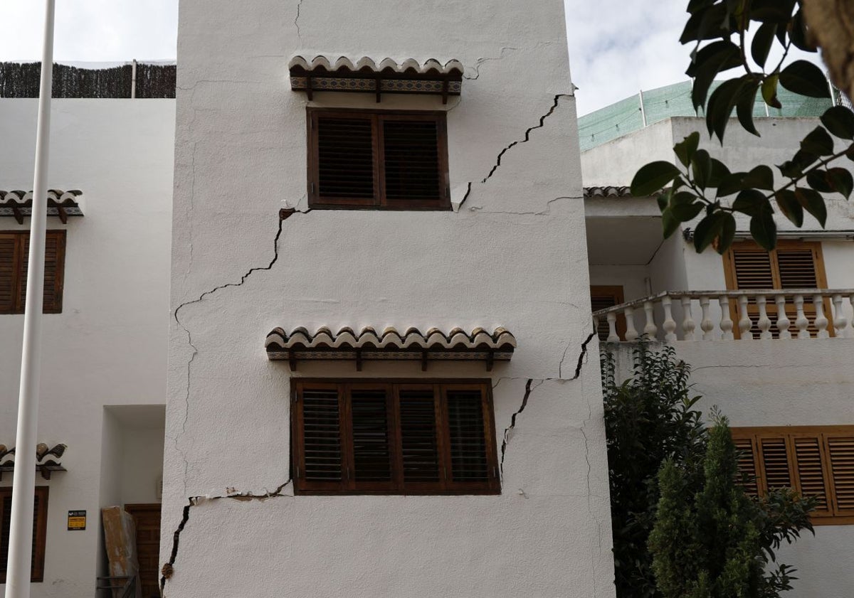 Imagen principal - Fachada exterior de los adosados con grietas y enseres que han rescatado de las casas en Catarroja.