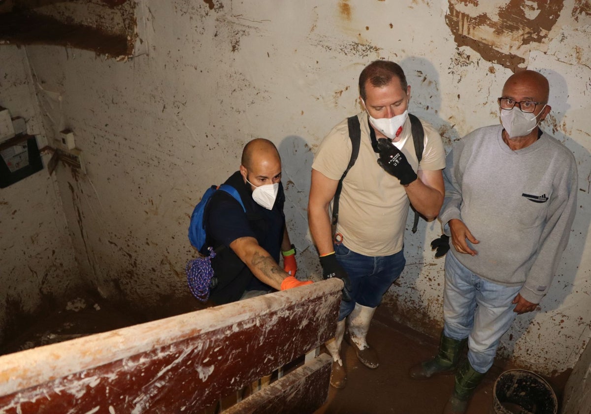 Imagen principal - José Domingo Aragónes (d), vecinod e Catarroja junto al electricista; Álex Rasemberg y Vicent García en Tubos Costa Blanca y Vicente Contador, vecino que salvó la vida de milagro en Catarroja.