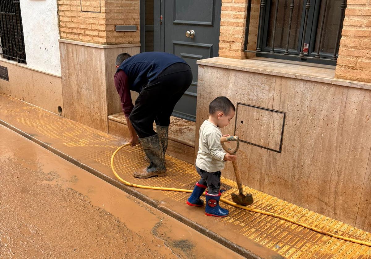 Josep ayuda a la limpieza de su calle en Catarroja.