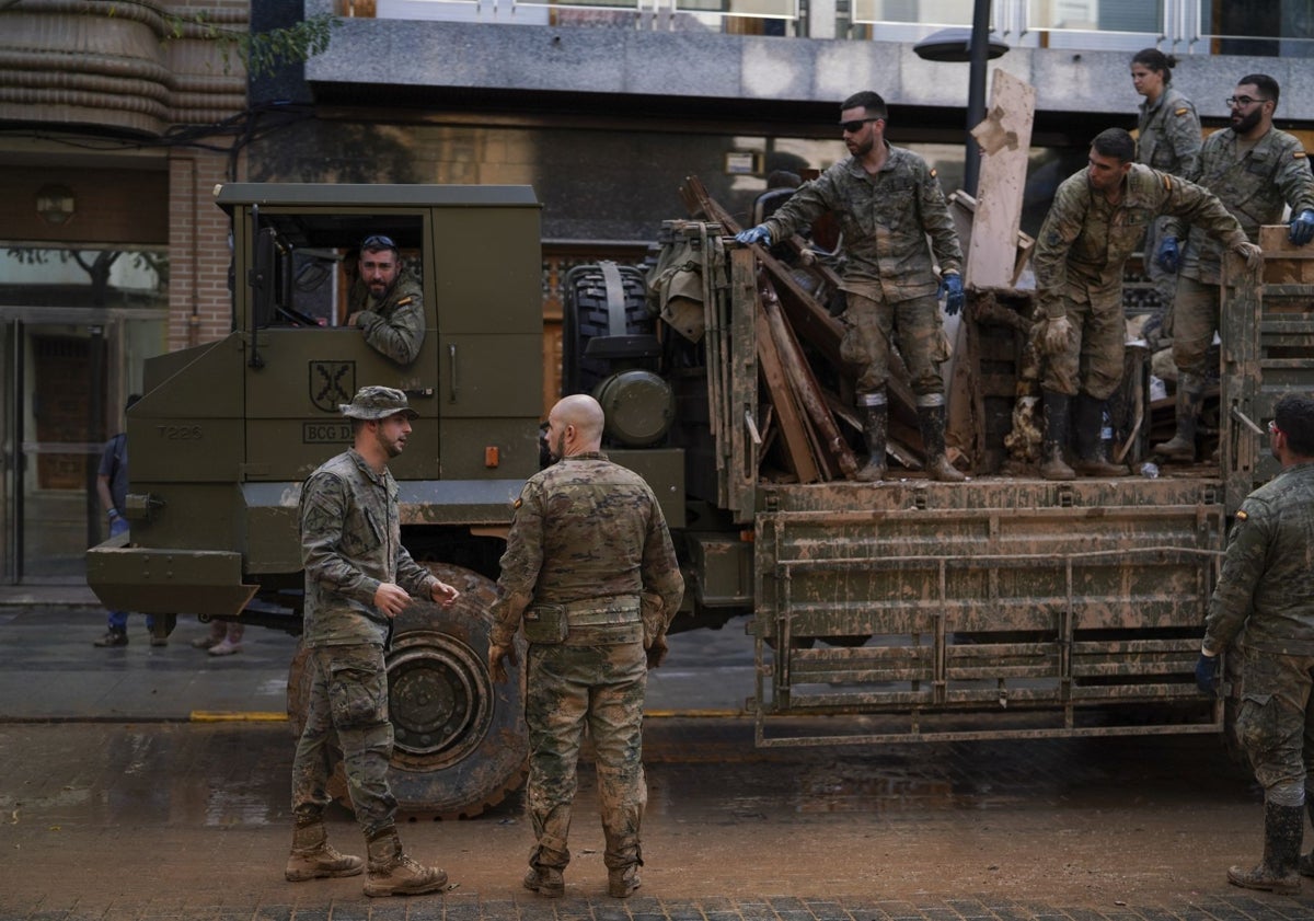 Imagen principal - Los militares, durante sus labores de limpieza en el casco urbano de Albal.