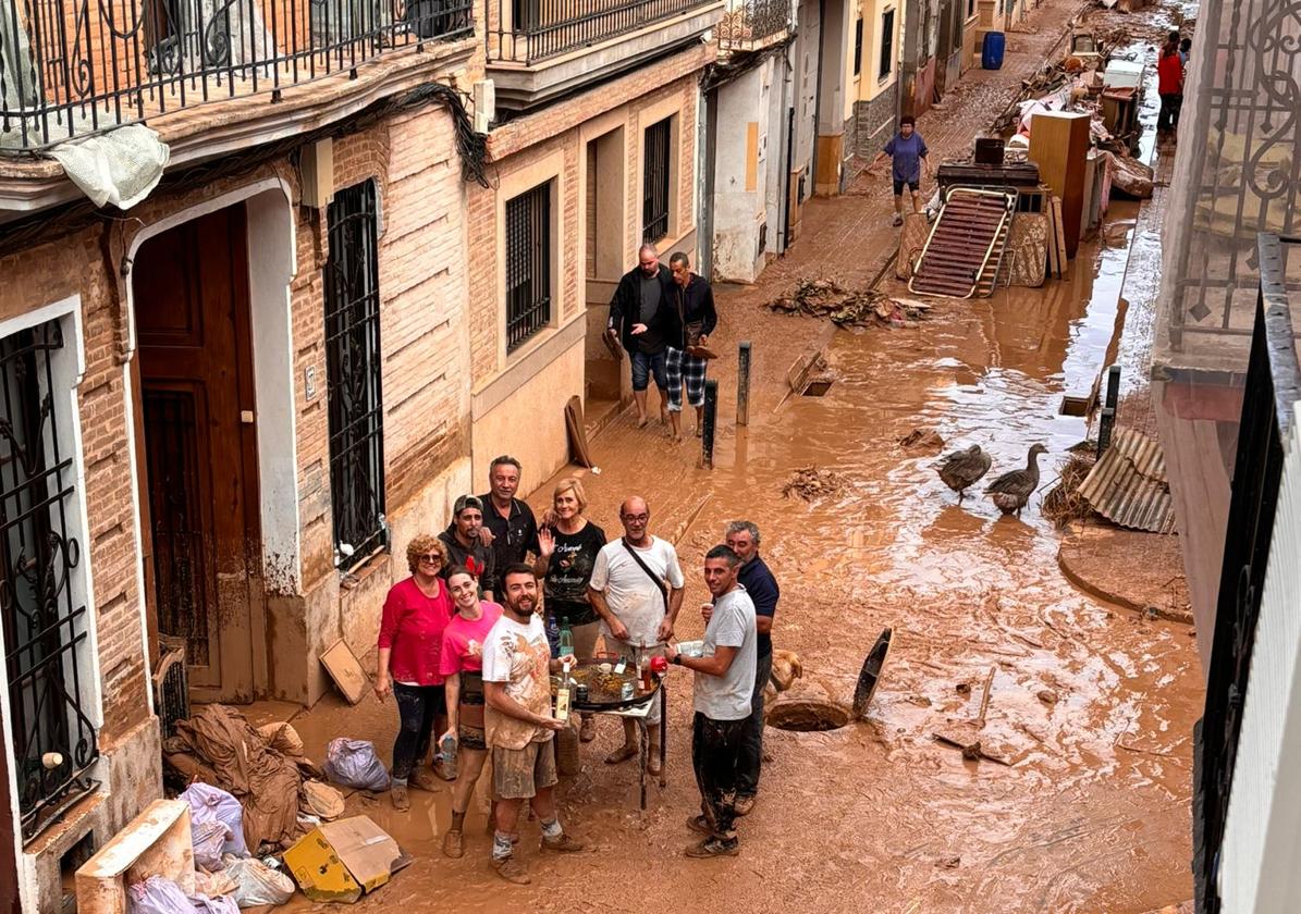 Vecinos ante una paella en la calle José Manuel Izquierdo de Catarroja.