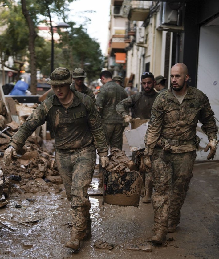 Imagen secundaria 2 - Los militares, durante sus labores de limpieza en el casco urbano de Albal.