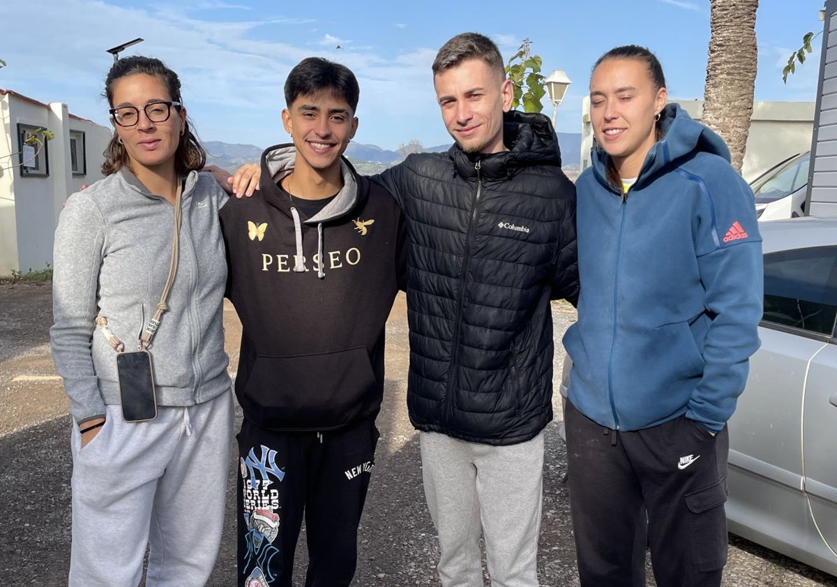 Imagen principal - Laura, Gabirel, Álex y Ana, un grupo de voluntarios llegados de Barcelona; Ayoub y Rachid, afectados de Alfafar; y Domingo y María, damnificados de Sedaví.