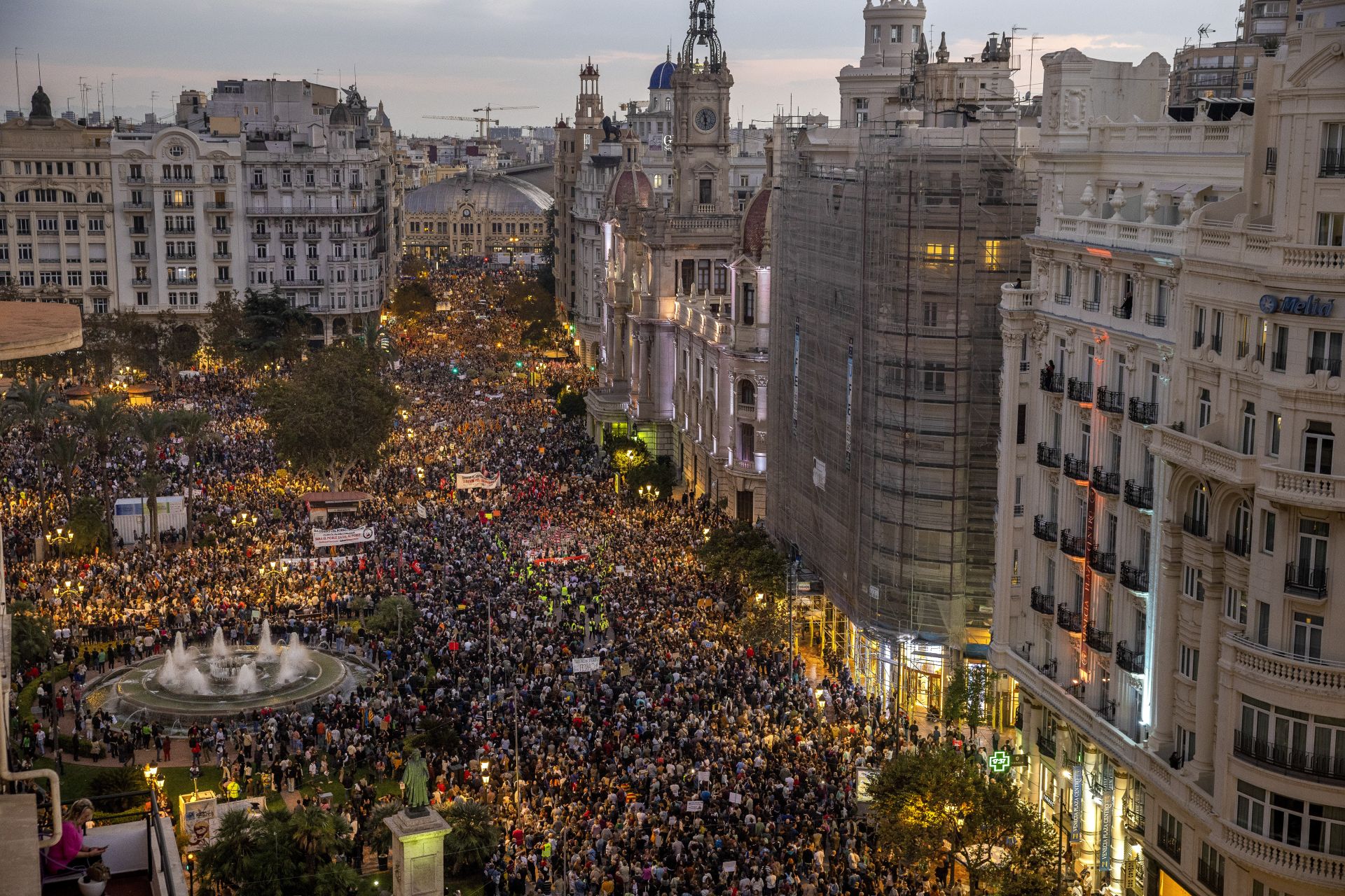 Miles de personas protestan en Valencia contra la gestión política de la DANA