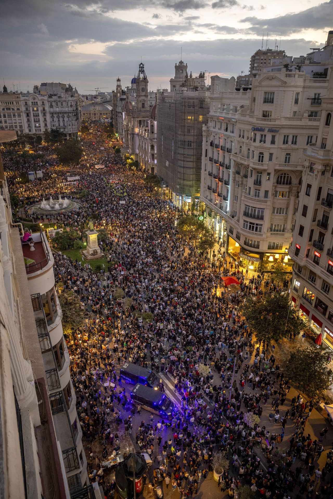 Miles de personas protestan en Valencia contra la gestión política de la DANA