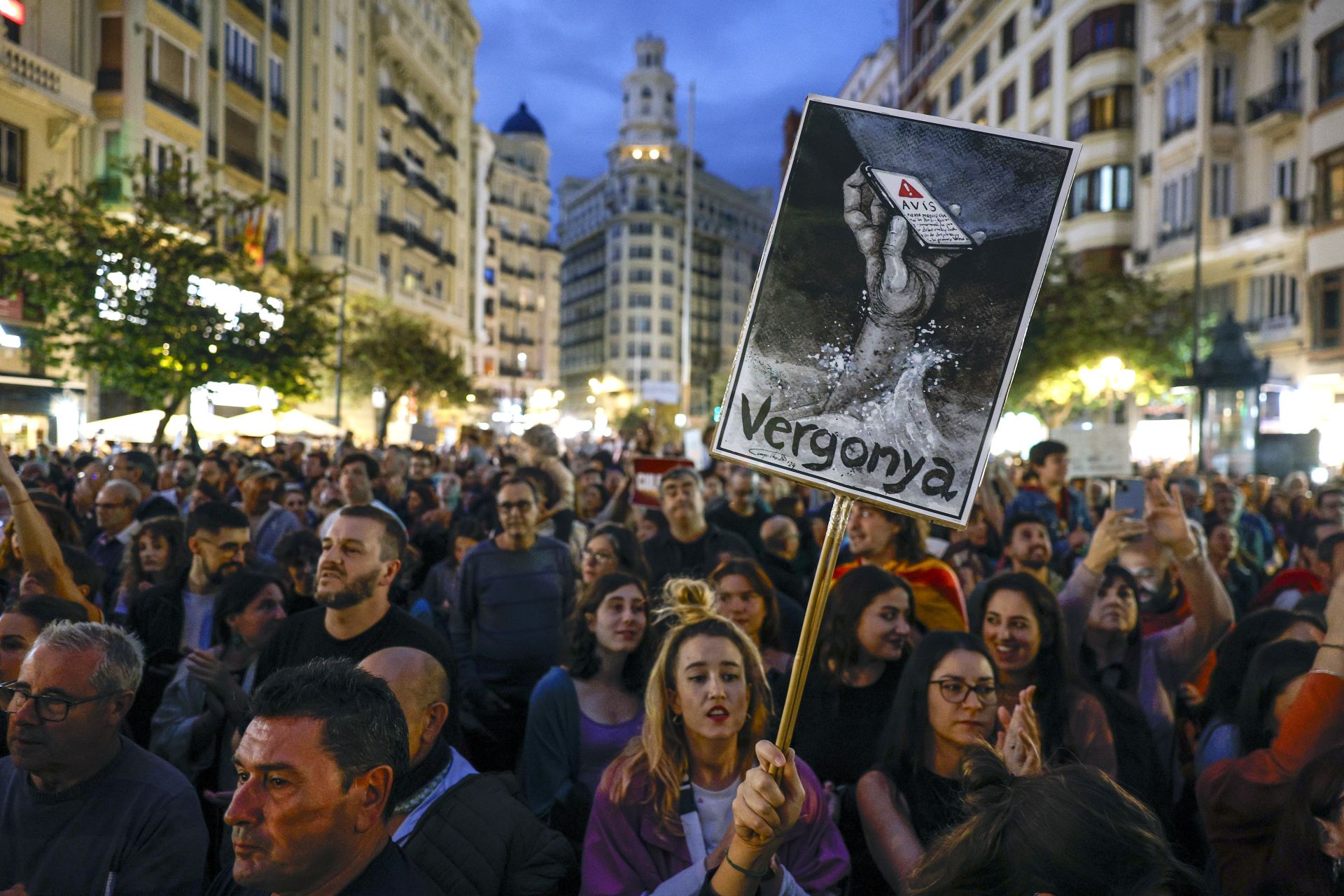 Miles de personas protestan en Valencia contra la gestión política de la DANA