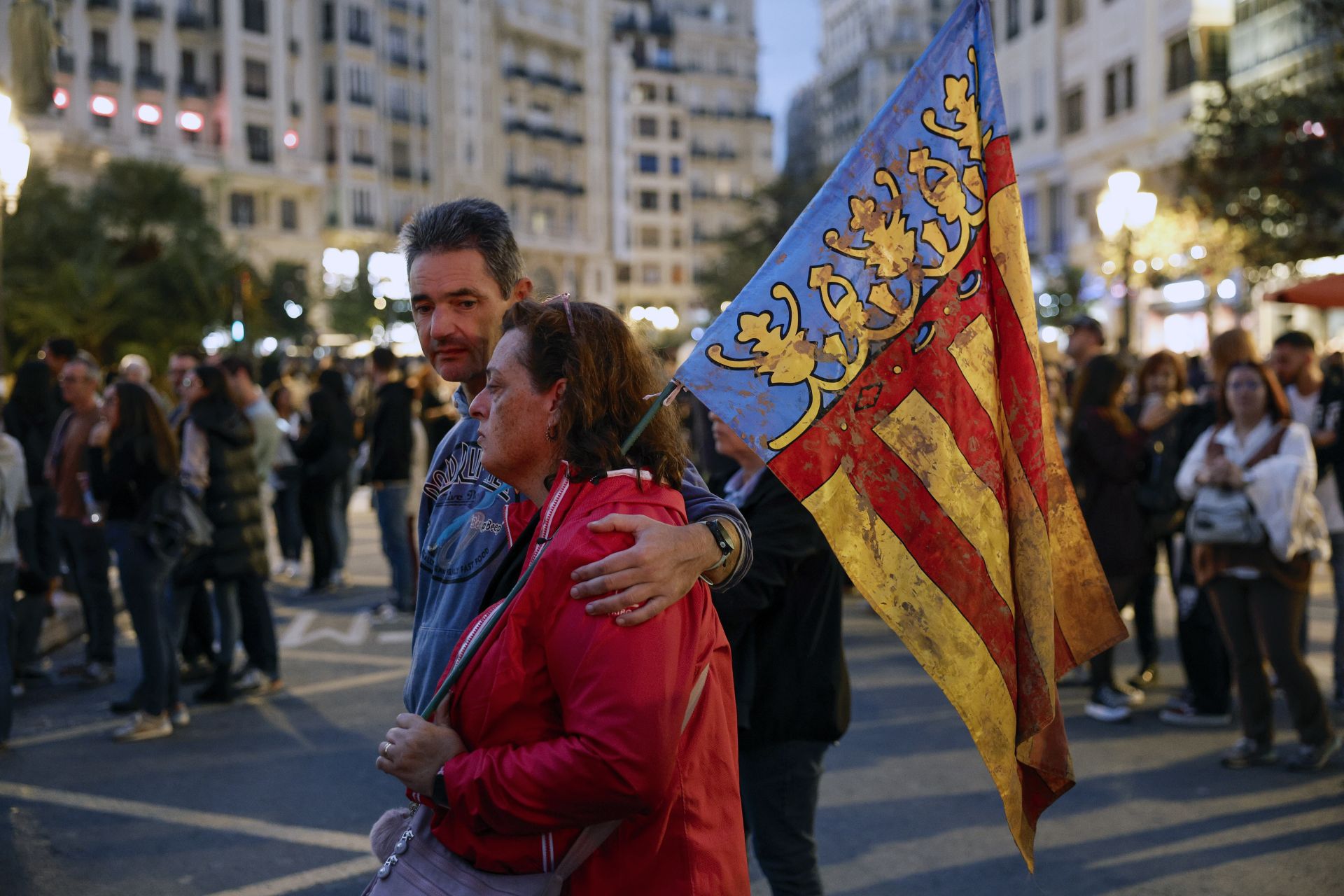 Miles de personas protestan en Valencia contra la gestión política de la DANA