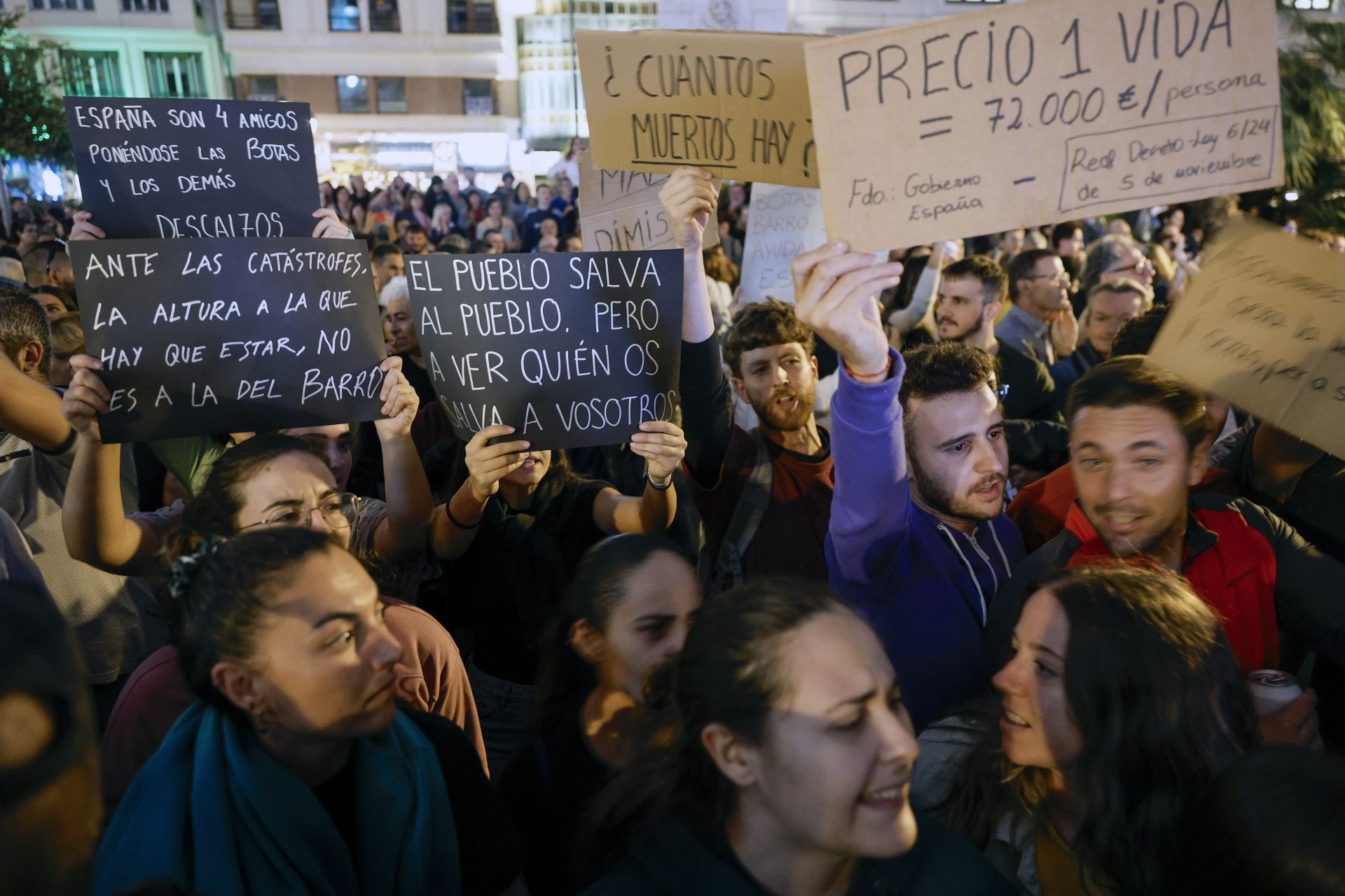 Miles de personas protestan en Valencia contra la gestión política de la DANA