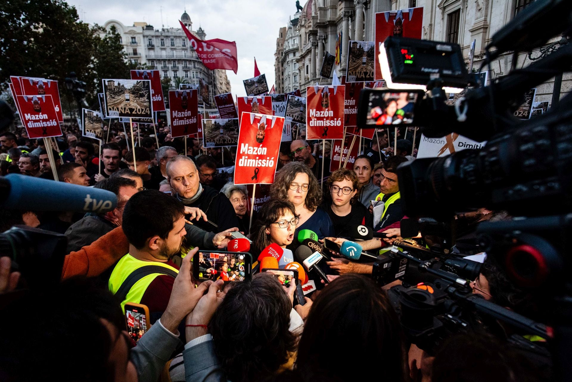 Miles de personas protestan en Valencia contra la gestión política de la DANA