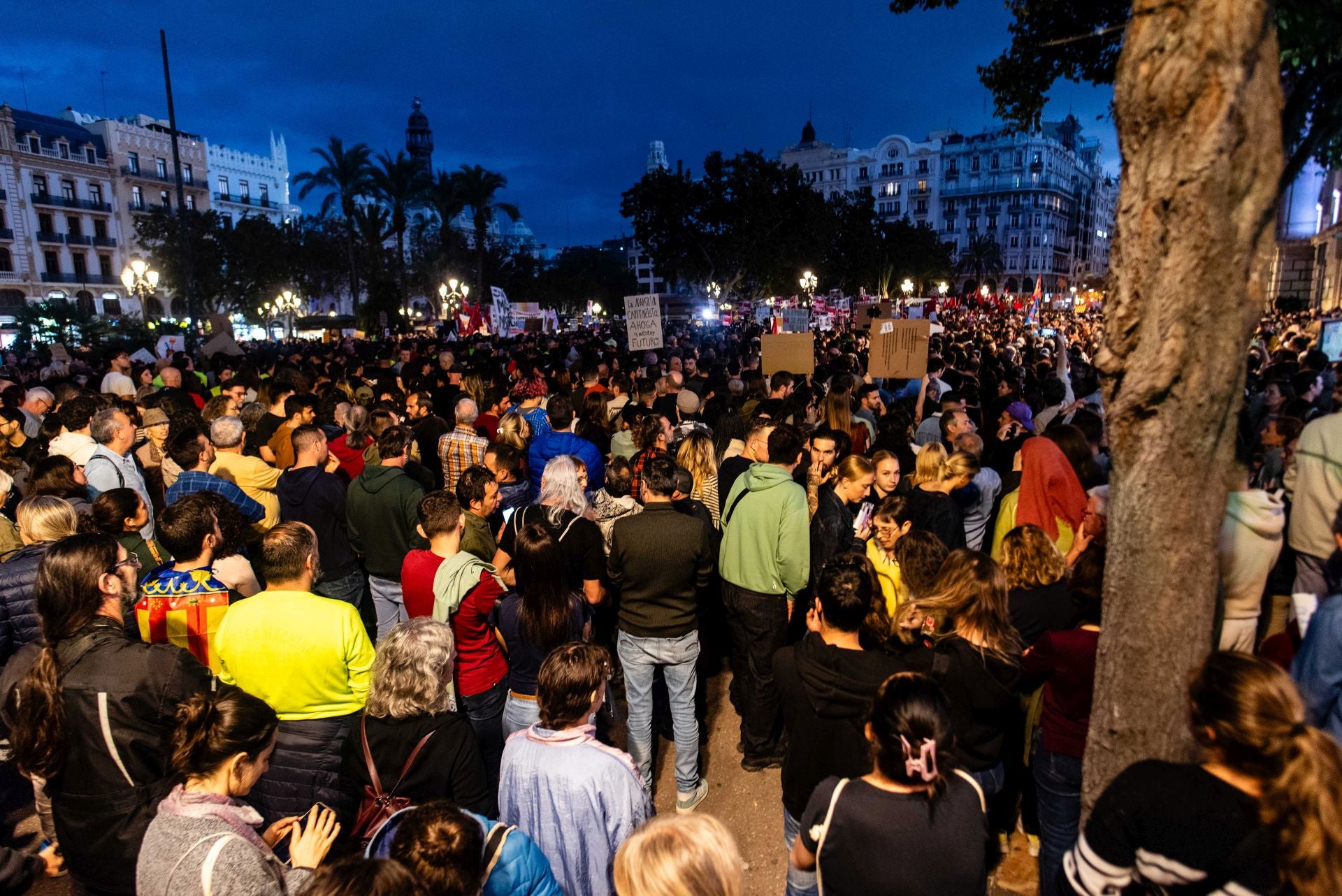 Miles de personas protestan en Valencia contra la gestión política de la DANA