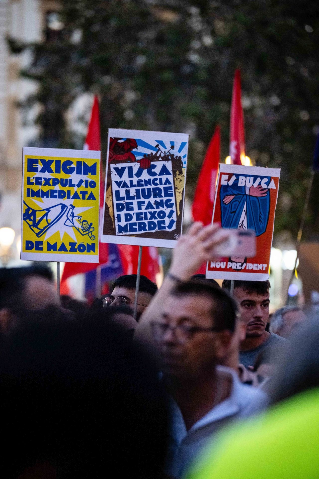 Miles de personas protestan en Valencia contra la gestión política de la DANA