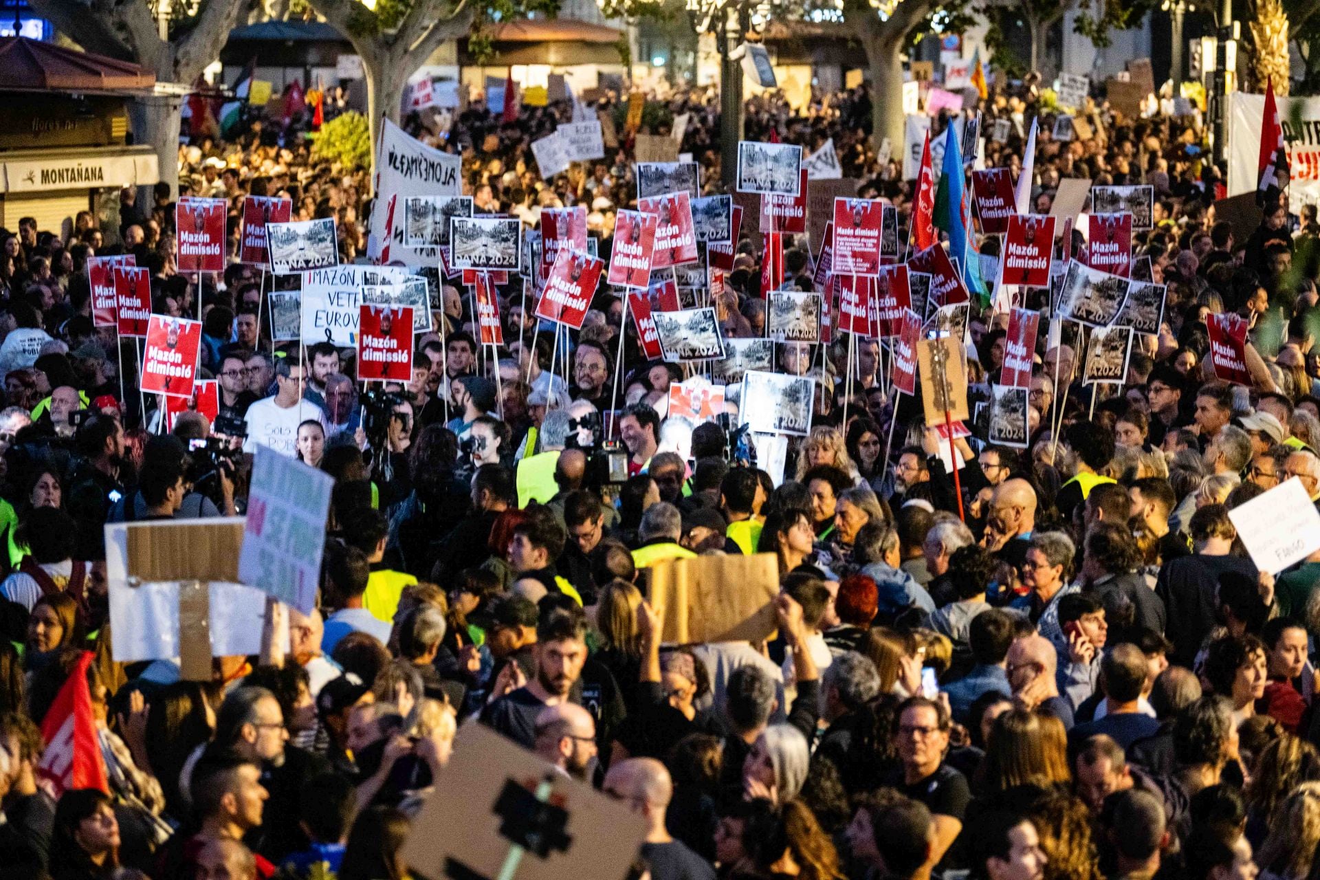 Miles de personas protestan en Valencia contra la gestión política de la DANA