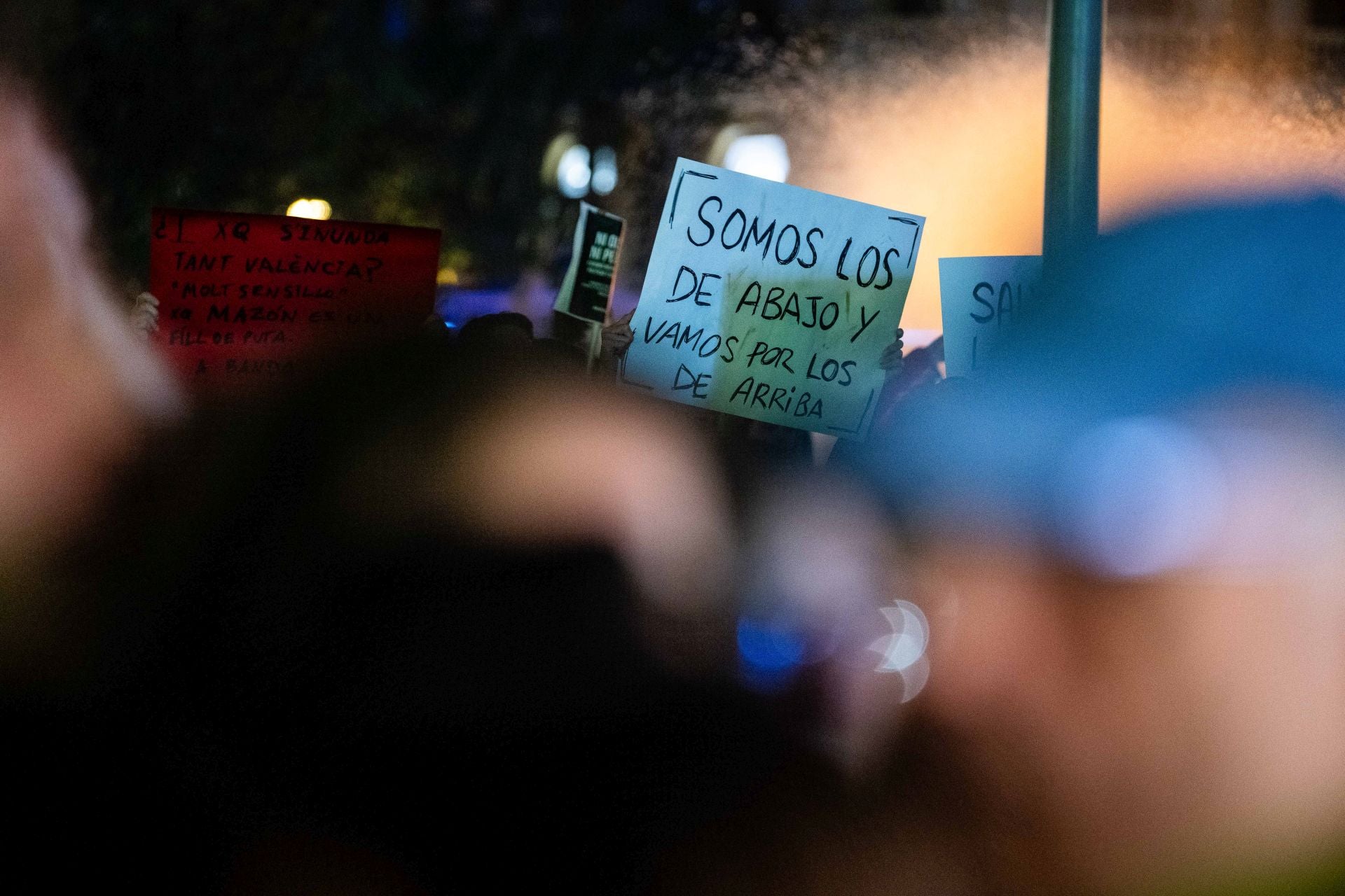 Miles de personas protestan en Valencia contra la gestión política de la DANA