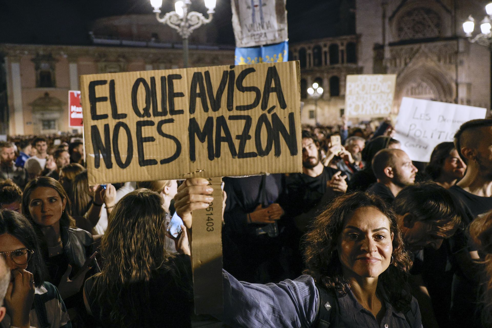 Miles de personas protestan en Valencia contra la gestión política de la DANA