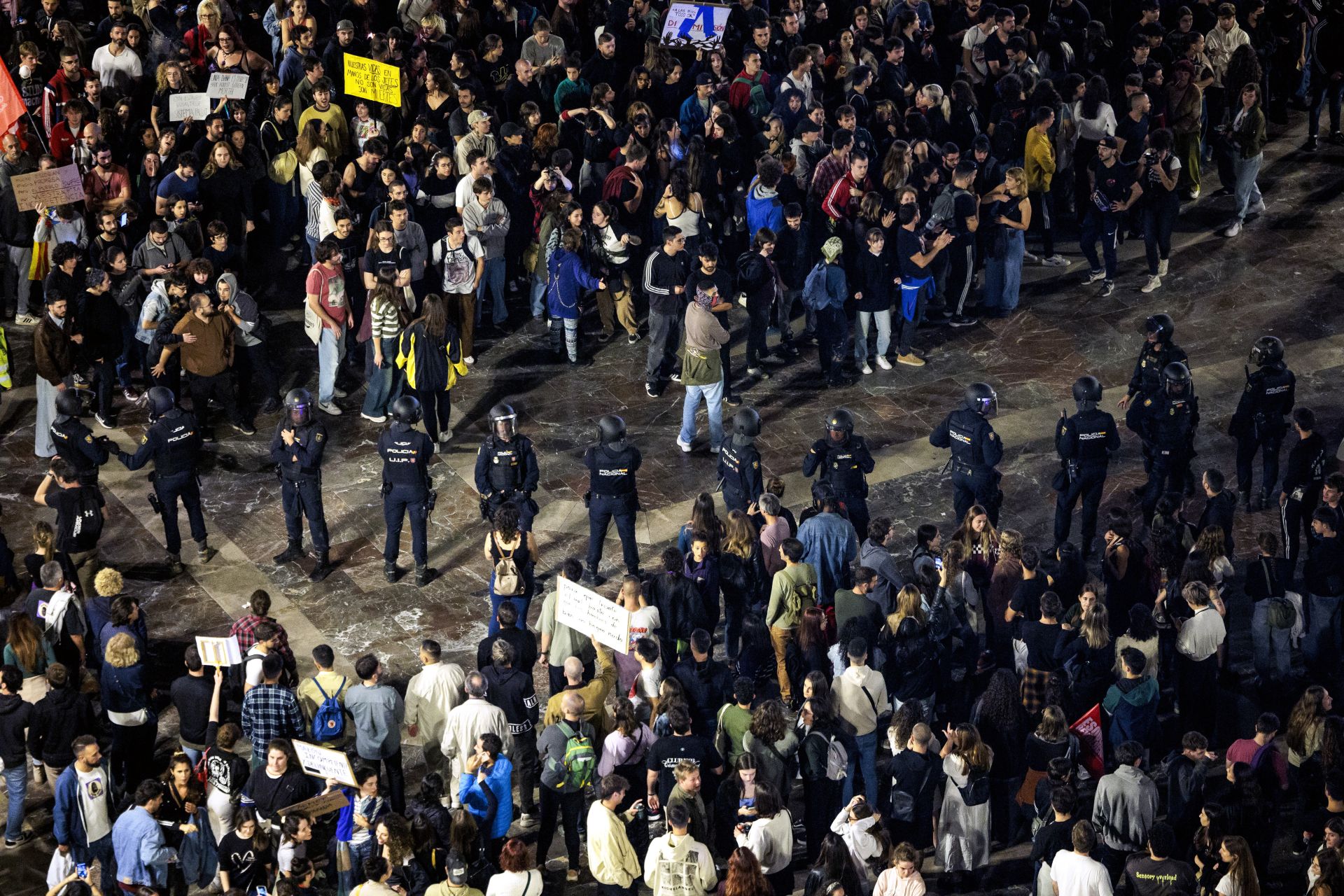 Miles de personas protestan en Valencia contra la gestión política de la DANA