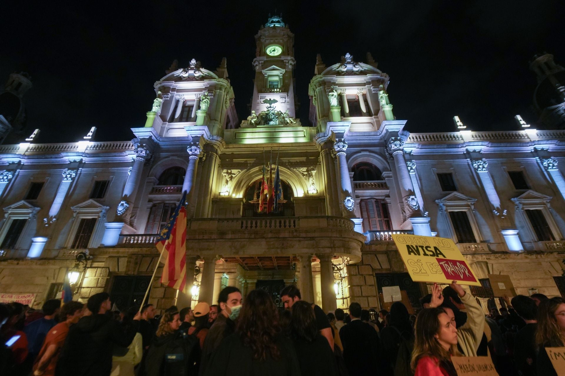 Miles de personas protestan en Valencia contra la gestión política de la DANA