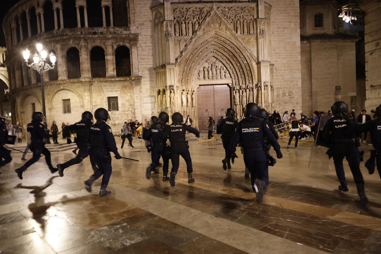 FOTOS: Altercados en la manifestación de Valencia contra la gestión de la DANA